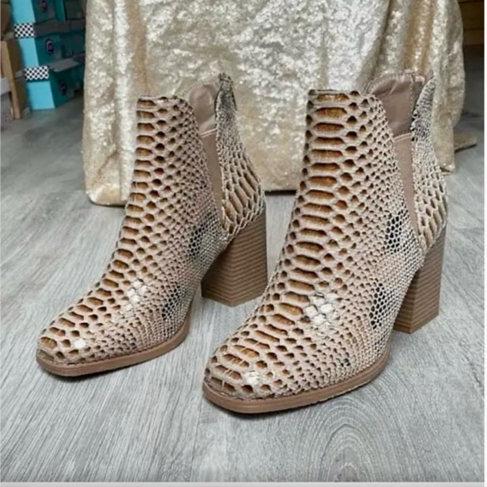 NIB Pierre Dumas Beige Snakeskin Heeled Boots Size 7